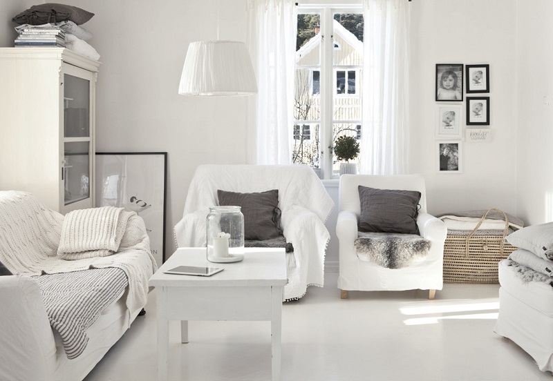 table-basse-style-scandinave-blanche-housses-canapé-fauteuils-assorties