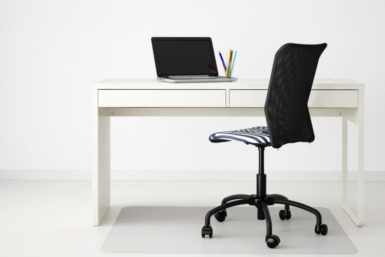 table-bureau-blanche-sobre-tiroirs-rangement-fauteuil-roulettes