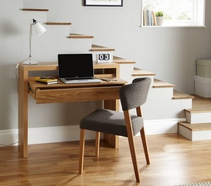 table-bureau-design-scandinave-chaise-bois-assorti-tissu-gris
