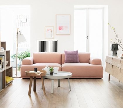 tables-basses-style-scandinave-bois-blanc-canapé-droit-rose-pastel-salon-chic