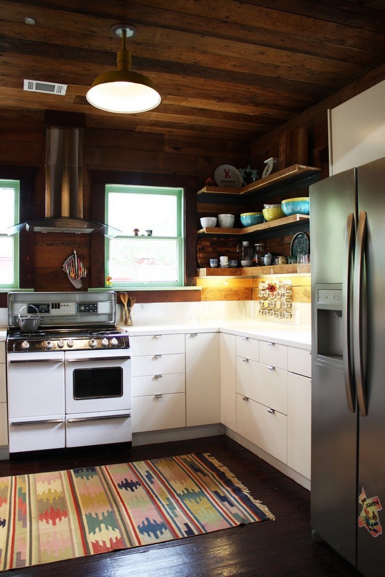 tapis de cuisine motifs-traditionnels-armoires-cuisine-blanc-plafond-bois