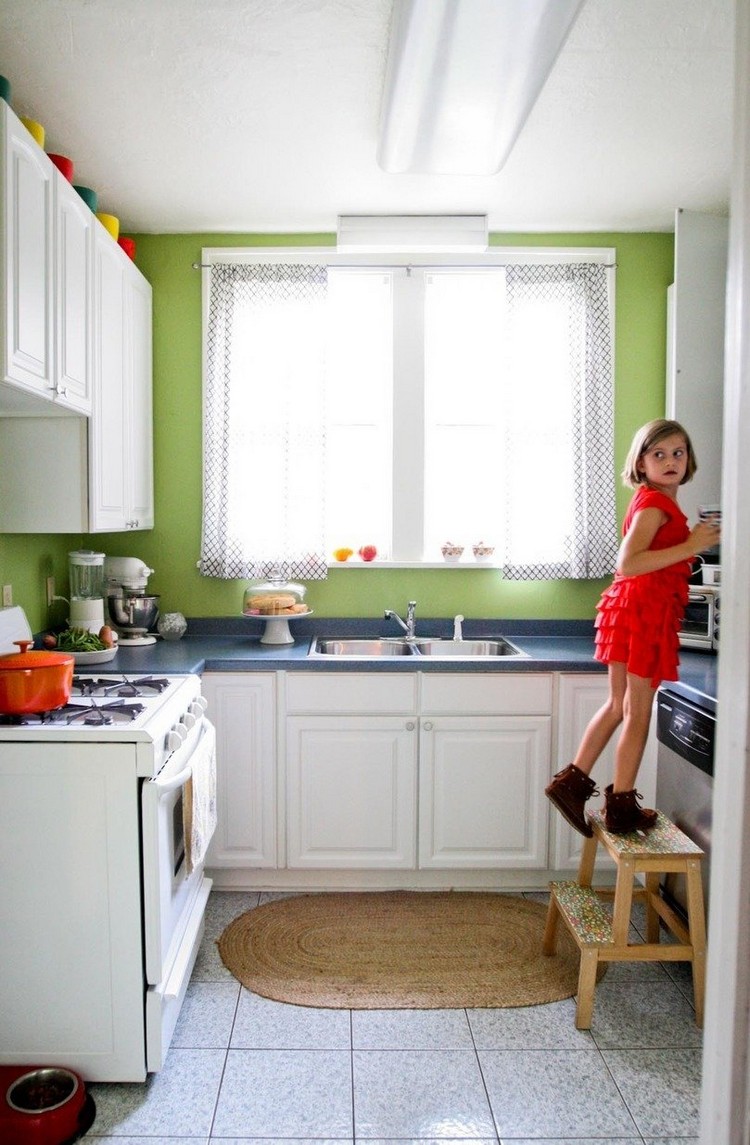 tapis de cuisine ovale-jute-armoires-blanches-peinture-vert