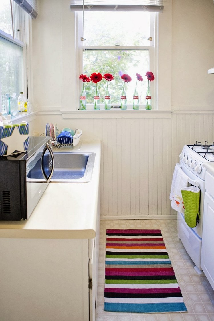 tapis de cuisine petit-rayures-multicolores-lambris-demi-mur-blanc