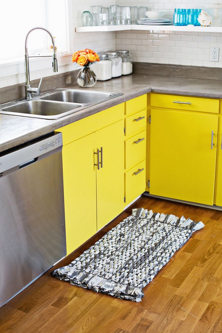 tapis de cuisine petit-tresse-chutes-tissu-gris-blanc-armoires-jaunes-carrelage-metro-blanc