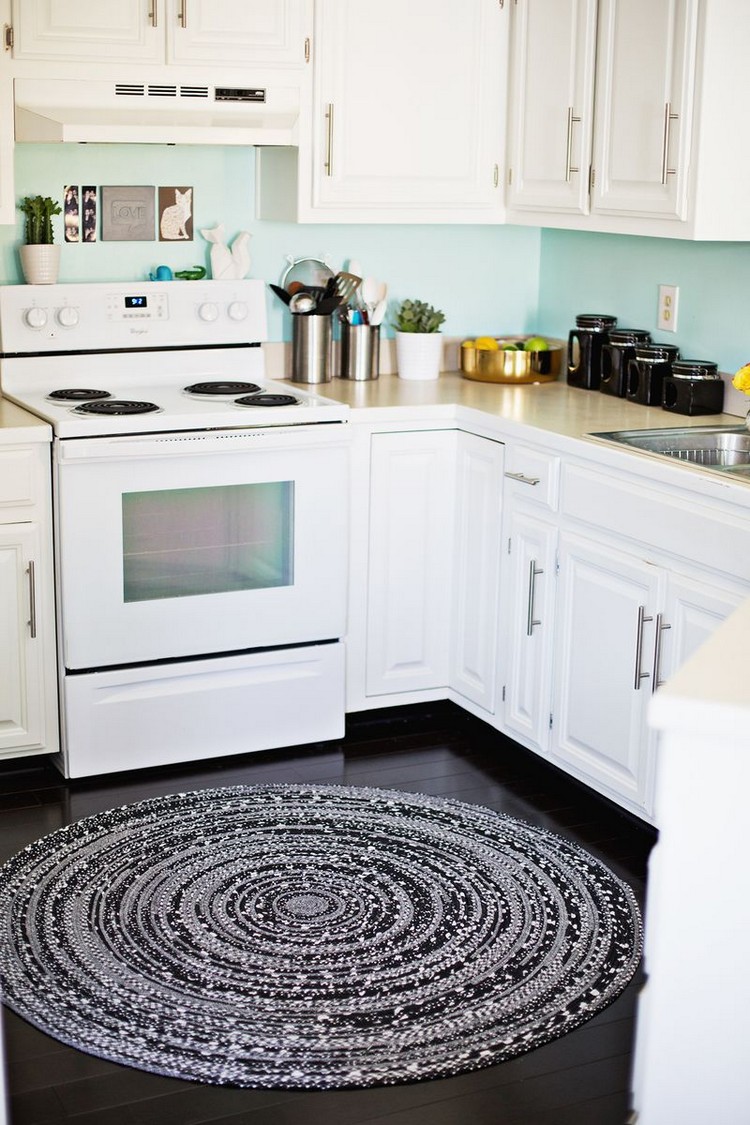 tapis de cuisine rond-gris-noir-blanc-armoires-cuisine-blanc