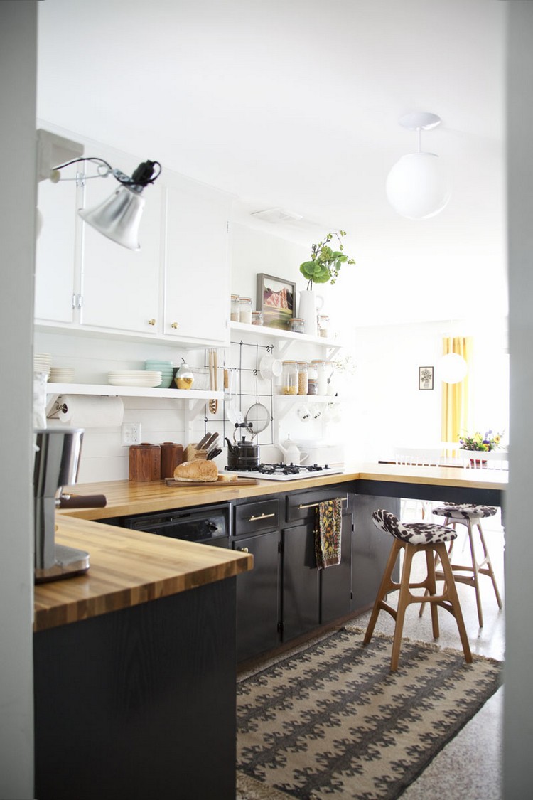 tapis de cuisine rustique-gris-beige-armoires-cuisine-noir-blanc