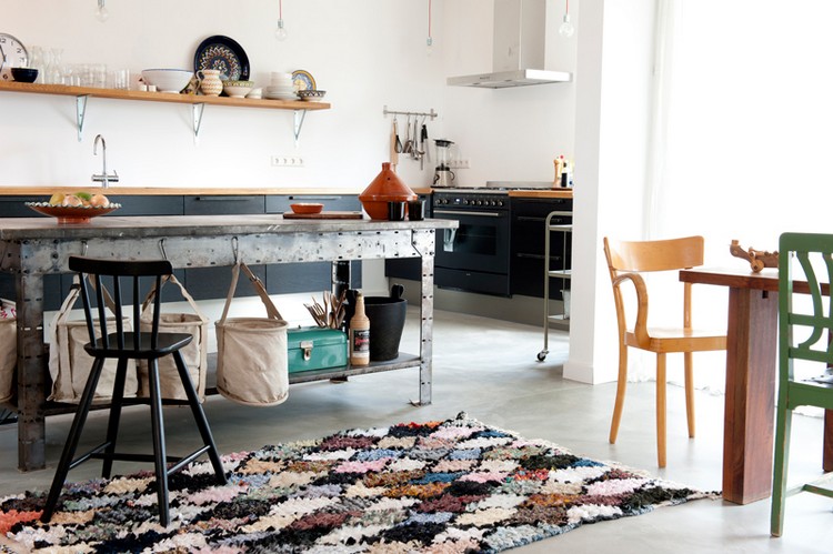 tapis de cuisine shaggy-motif-losanges-multicolores-table-bois-gris