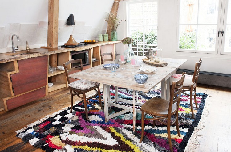 tapis de cuisine shaggy-motifs-barioles-table-bois-chaises-anciennes-armoires-bois