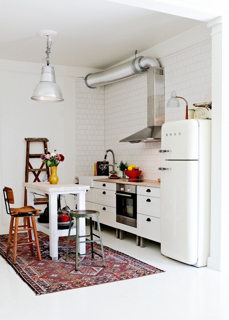 tapis de cuisine style-campagnard-armoires-blanches-carrelage-blanc-suspension-industrielle