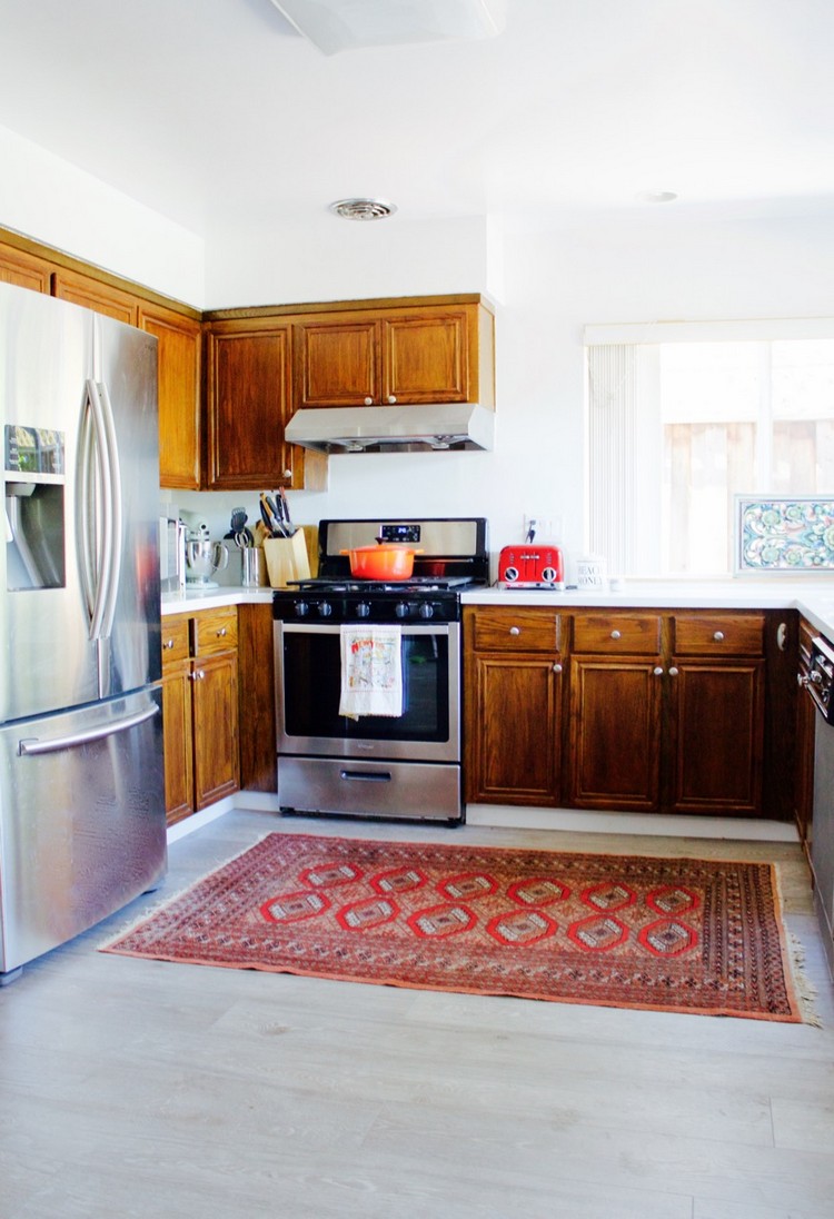 tapis de cuisine style-rustique-rouge-marron-armoires-bois