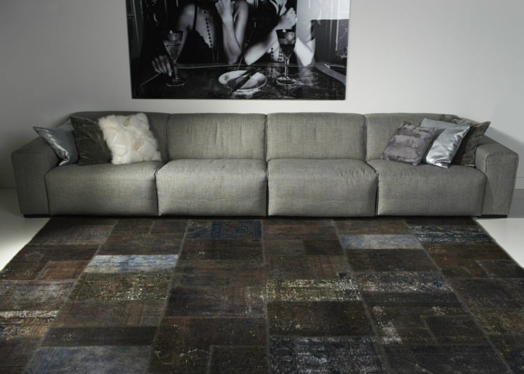 tapis-patchwork-effet-usé-délibéré-canapé-droit-design-moderne