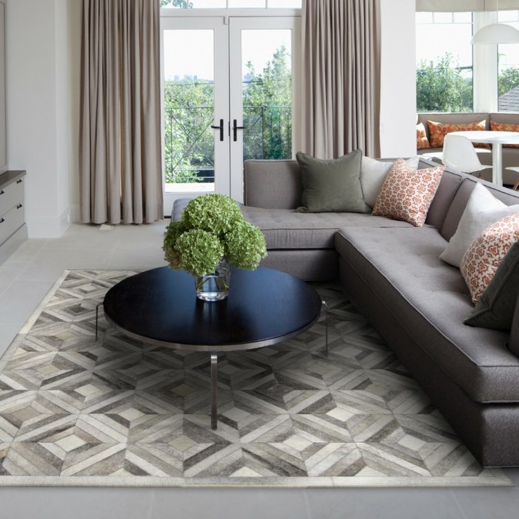 tapis-patchwork-simili-carrelage-beige-gris-canapé-angle-gris-table-ronde