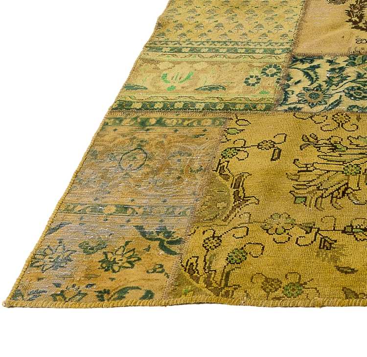 tapis-patchwork-vintage-jaune-motifs-verts-exotiques-gros-plan