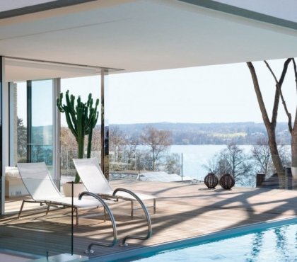 terrasse-bois-composite-chaises-longues-blanches-vue-panoramique-lac-piscine-debordement