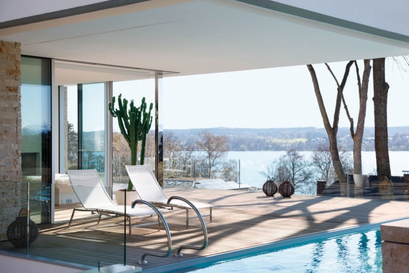 terrasse-bois-composite-chaises-longues-blanches-vue-panoramique-lac-piscine-debordement terrasse bois composite