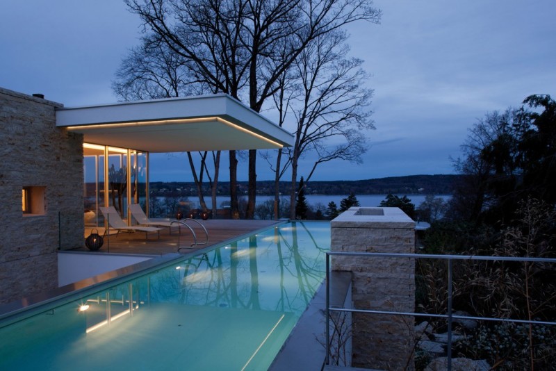 terrasse-bois-composite-chaises-longues-piscine-debordement-moderne-eclairage-exterieur terrasse bois composite