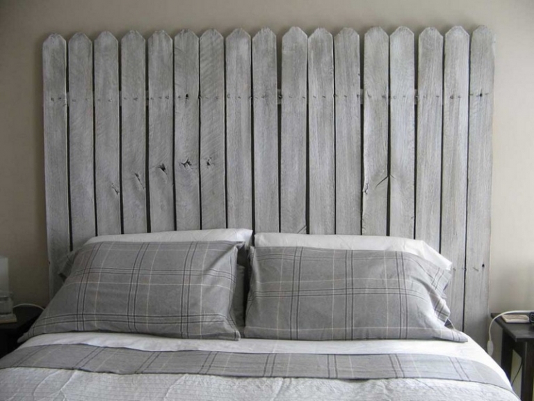 tete-lit-design-créatif-bois-gris-clôture-coussins