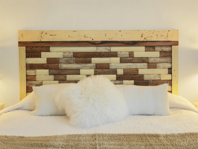 tête de lit design original-bois-couleurs-dépareillées