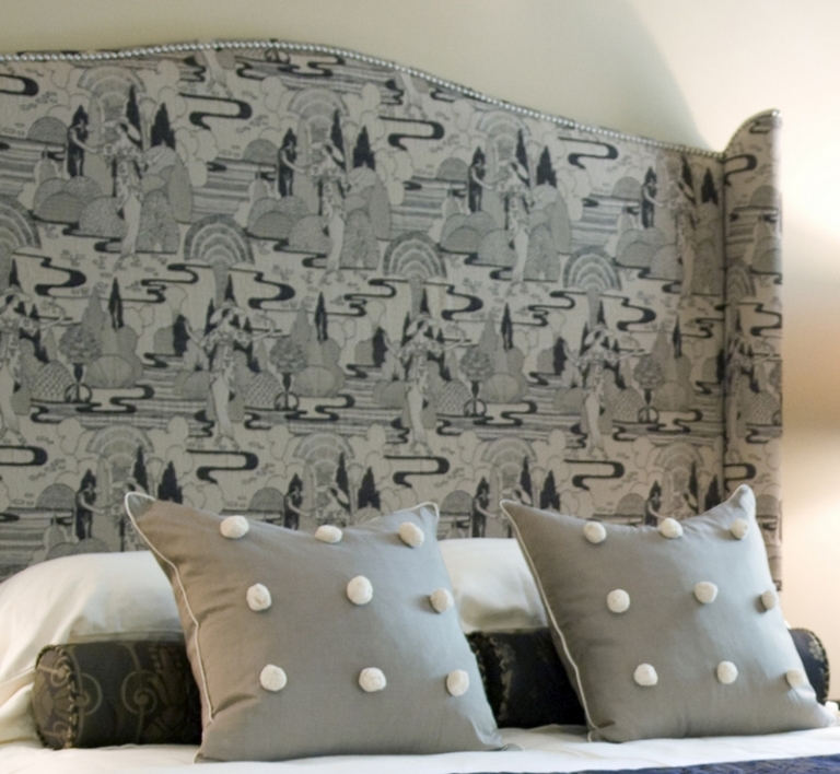 tête de lit design tapissé-tissu-gris-motifs-coussins-assortis