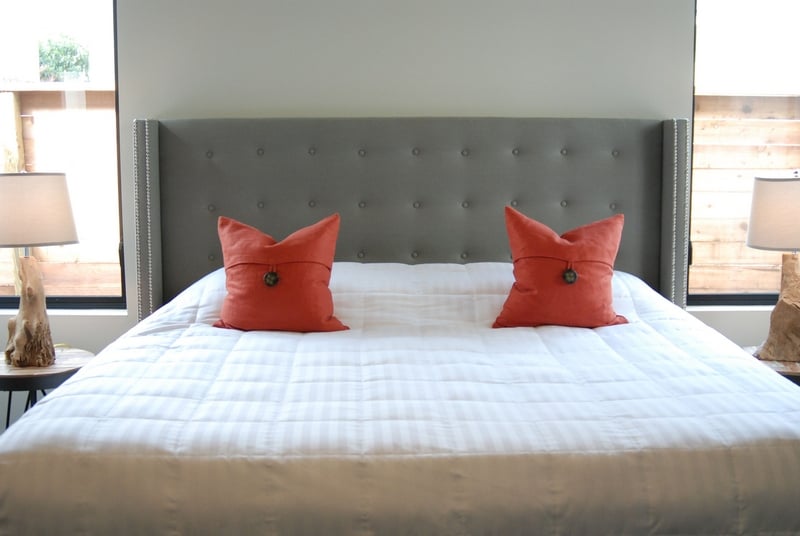 tête de lit design tissu-gris-capitonné-coussins-rouge-orangé