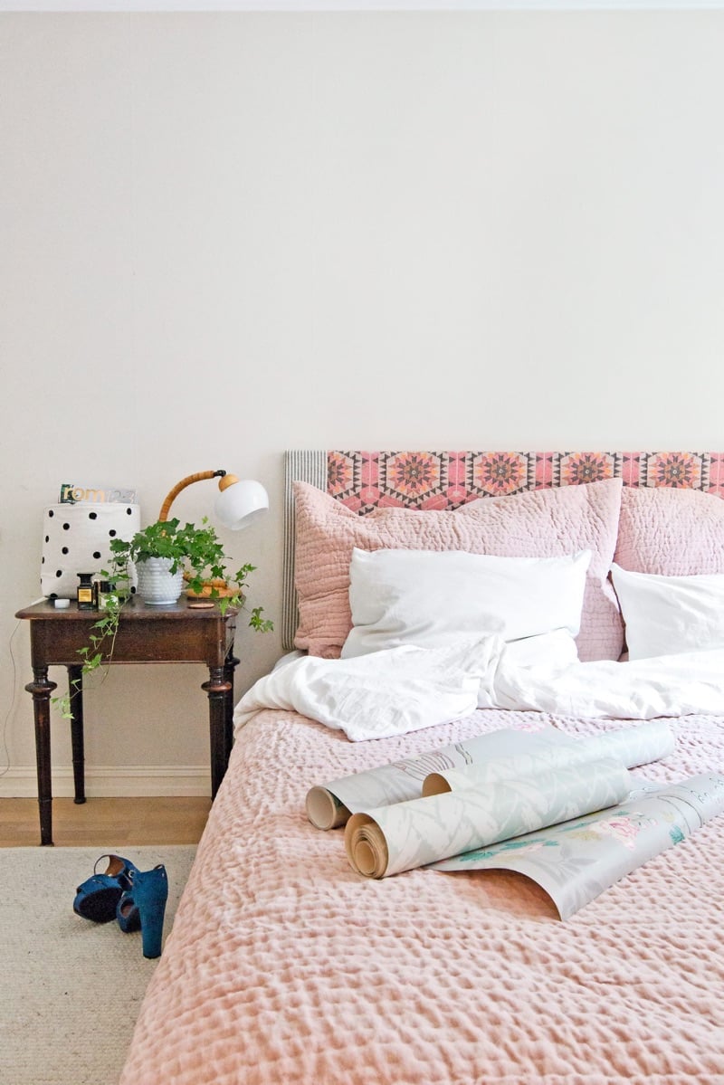 tête-de-lit-design-tapissée-tissu-rose-motifs-géométriques