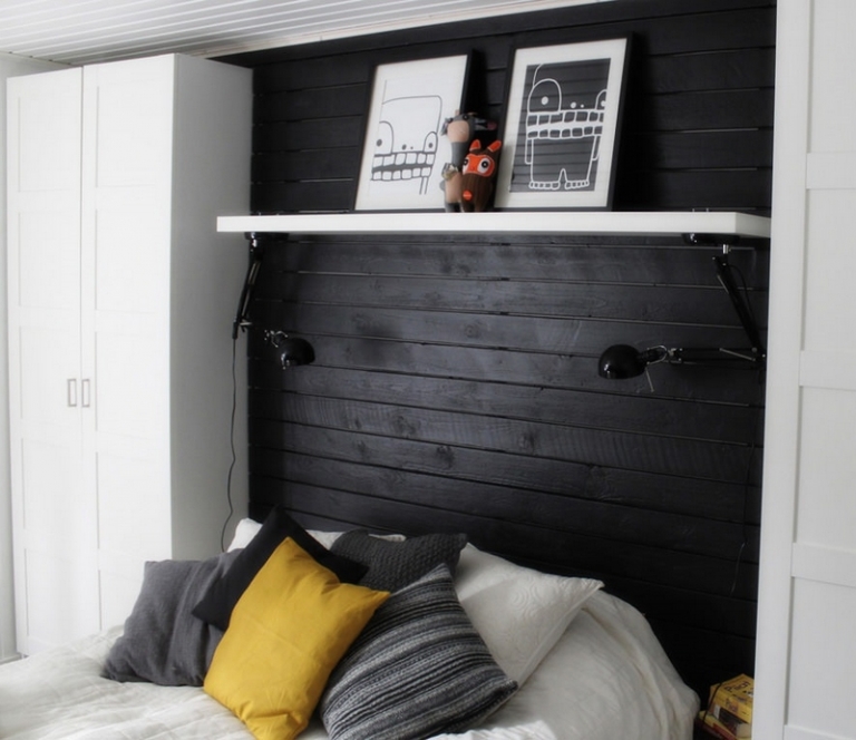 tête-lit-avec-rangement-alternative-planches-noires-étagère-murale-blanche