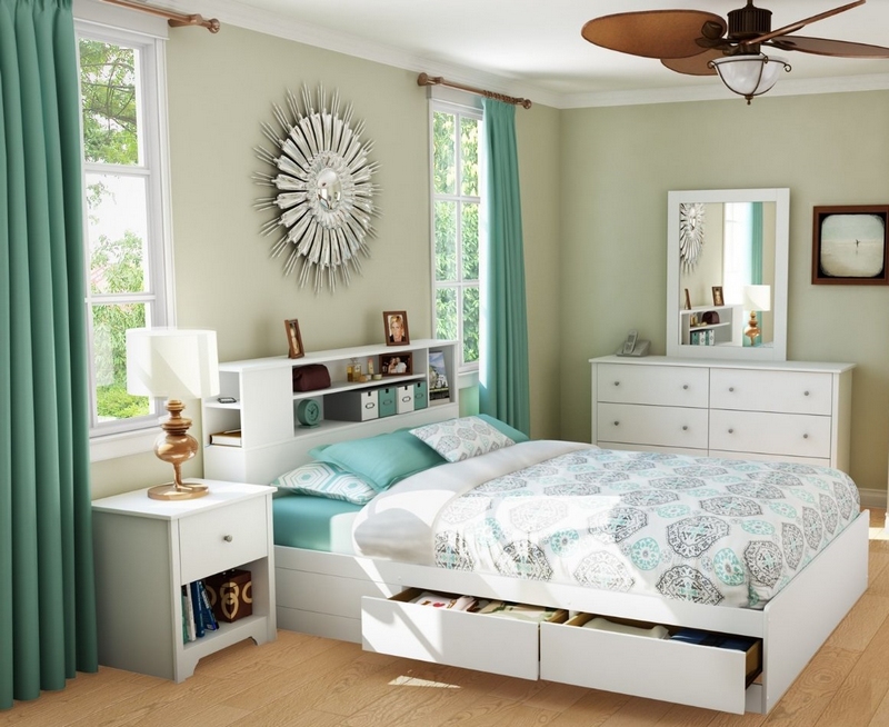 tête-lit-avec-rangement-blanc-miroir-soleil-rideau-turquoise