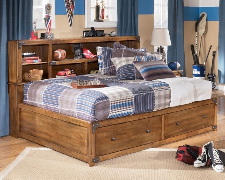 tête-lit-avec-rangement-bois-massif-riveté-chambre-garçon-ado-sportif