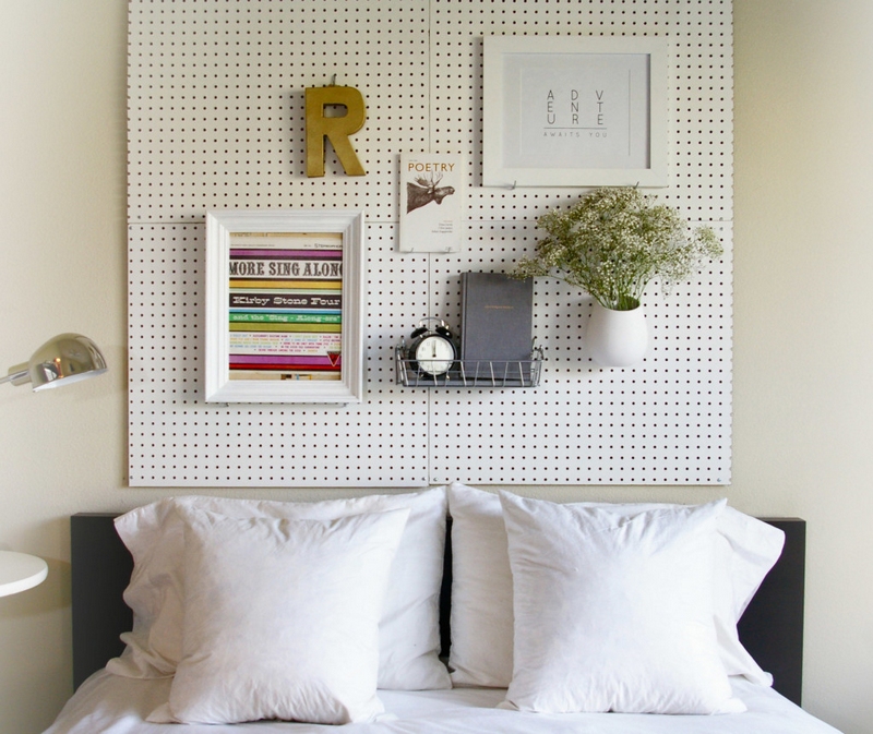 tête de lit avec rangement original-tableau-métallique-perforé-crochets