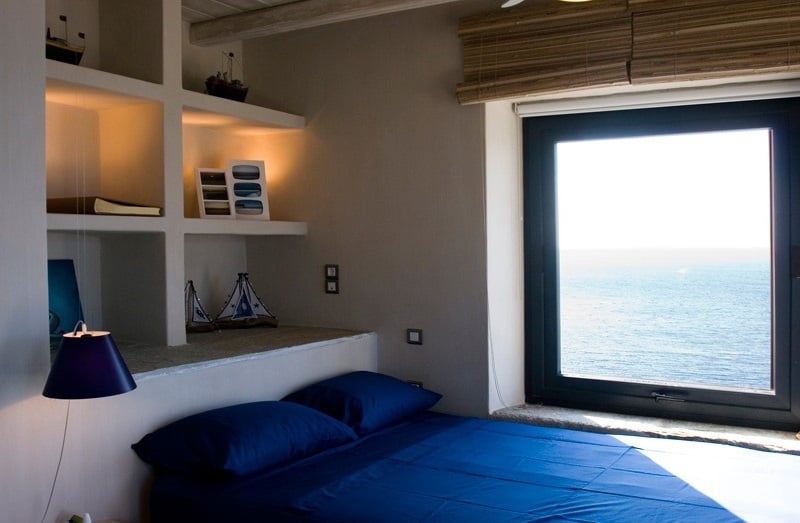tête-lit-avec-rangement-étagères-linge-lampe-bleu-marine-déco-marine