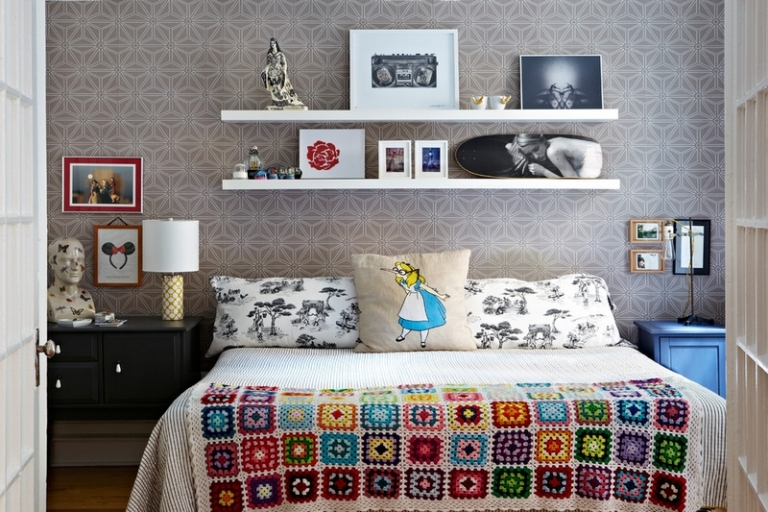 tête-lit-avec-rangement-étagères-plaid-tricot-multicolore-déco-éclectique
