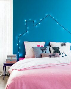 tête de lit à faire soi-même guirlande lumineuse forme-maison