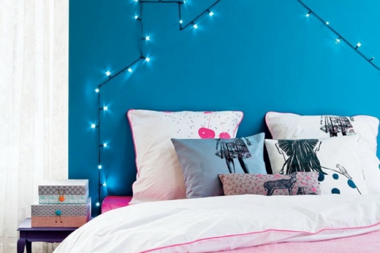 tête de lit à faire soi-même guirlande lumineuse forme-maison
