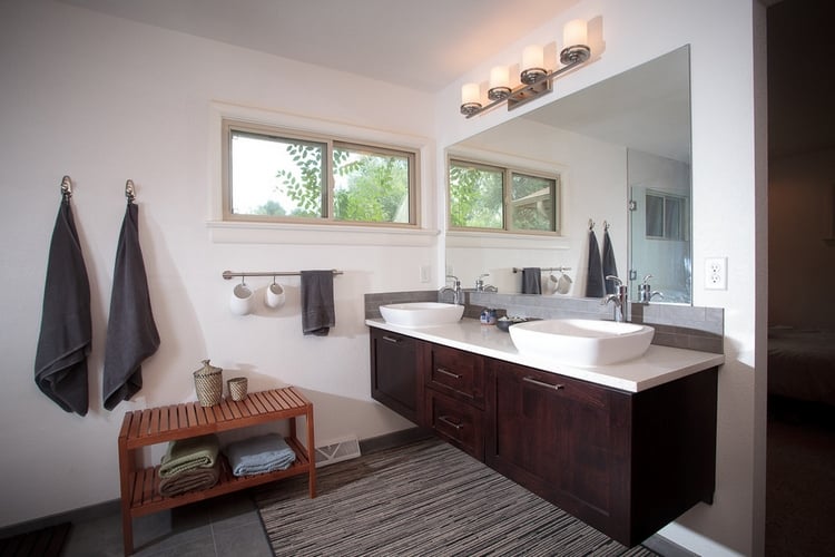 banc-salle-bain-bois-brun-meuble-suspendu-vasques-semi-encastrées