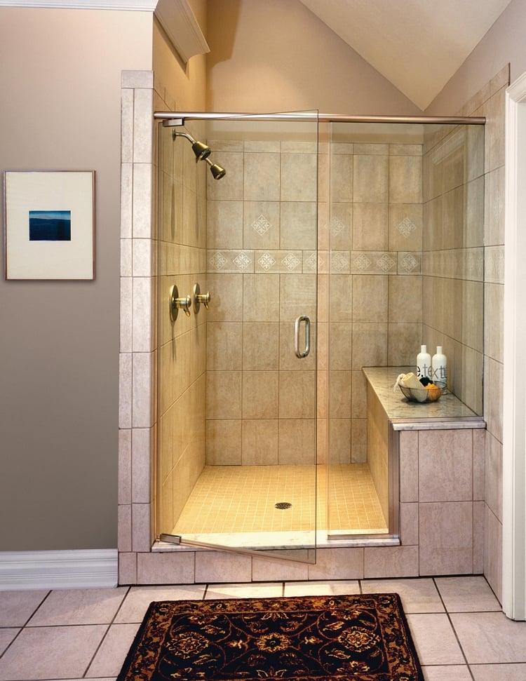banc-salle-bain-carrelé-assorti-décor-douche-encastrée-vintage