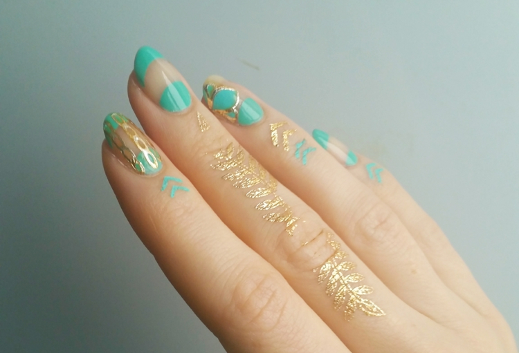 bijoux-peau-doigts-dorés-nail-art-assorti-turquoise-or-original