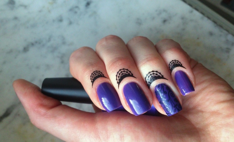 bijoux-peau-doigts-esprit-henné-nail-art-vernis-violet-motifs-assortis