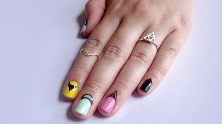 bijoux-peau-doigts-ongles-nail-art-tons-pastel-dessins-noir-bagues-swag