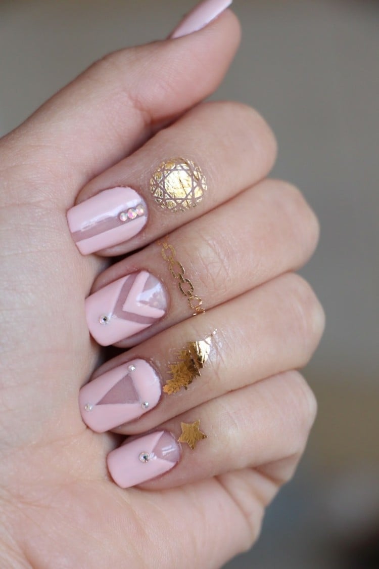 bijoux-peau-doigts-tatouages-éphémères-dorés-nail-art-rose-pastel