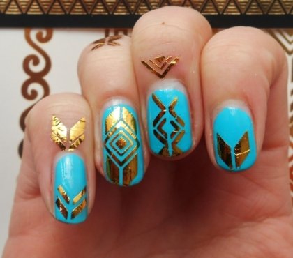 bijoux-peau tendance-2016-doigts-tauages-dorés-nail-art-assorti-base-bleue