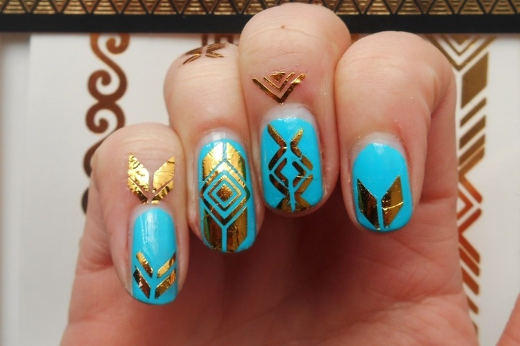 bijoux-peau tendance-2016-doigts-tauages-dorés-nail-art-assorti-base-bleue