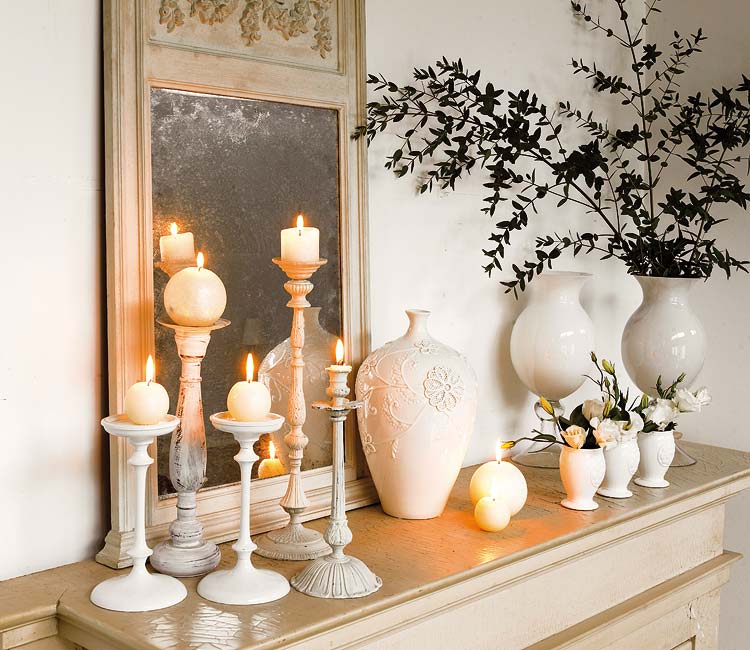 bougies-décoratives-chandeliers-anciens-blancs-décor-chic