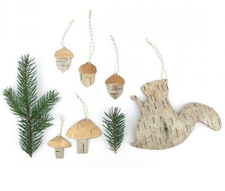 bricolage de Noël facile ecorce-arbre-pendentifs-ecureuil-glands-champignons