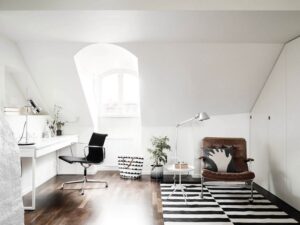 bureau scandinave -blanc-mansarde-table-armoire-blanche-tapis-noir-blanc