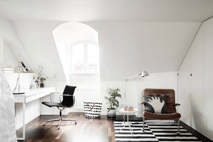 bureau scandinave -blanc-mansarde-table-armoire-blanche-tapis-noir-blanc