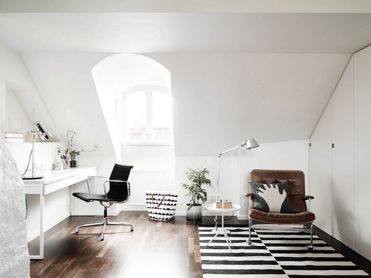 bureau scandinave -blanc-mansarde-table-armoire-blanche-tapis-noir-blanc