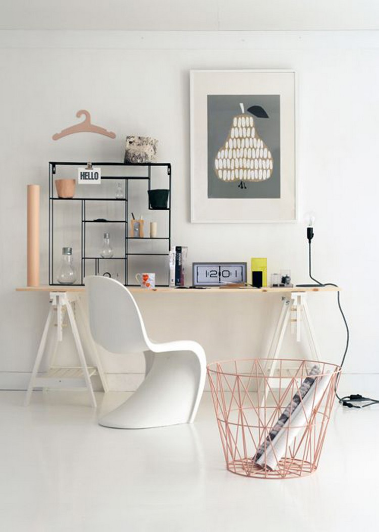 bureau scandinave -bois-clair-blanc-chaise-panton-blanche