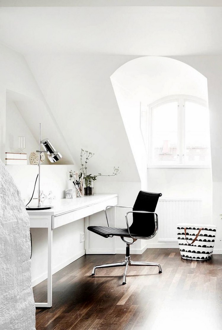 bureau scandinave -mansarde-table-blanche-chaise-noire-parquet