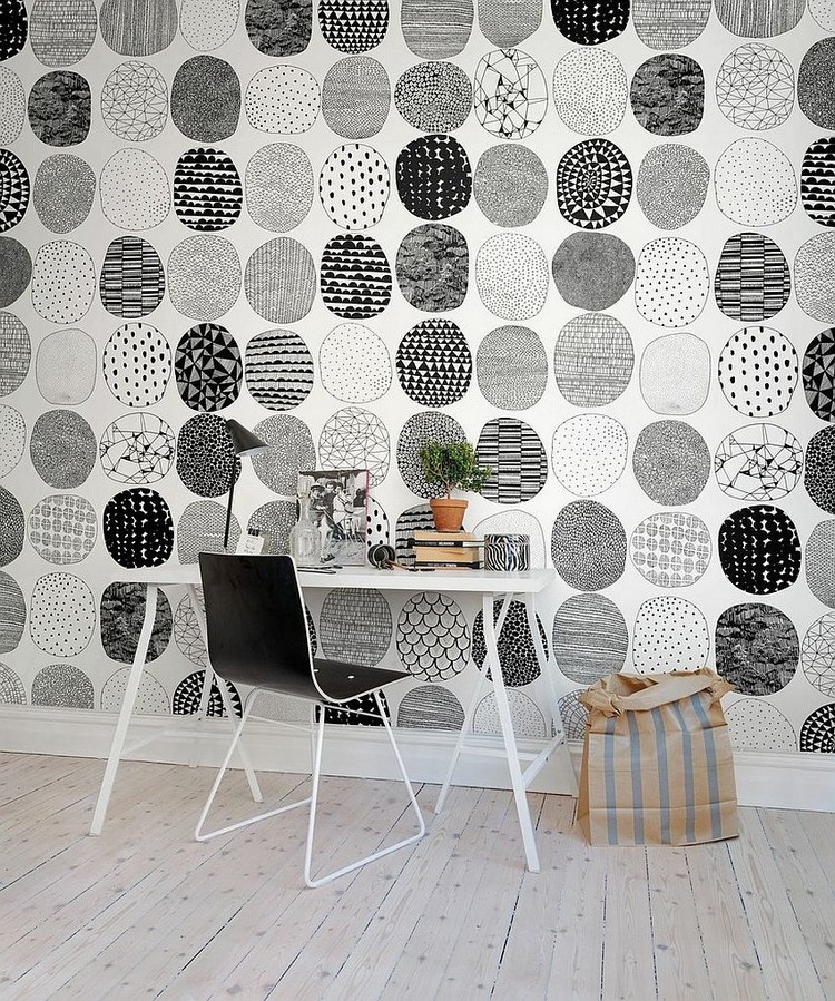 bureau scandinave --table-blanche-epuree-chaise-noir-blanc-papier-peint-rondelles-noir-blanc-gris