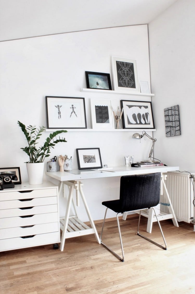 bureau scandinave -table-blanche-rangement-chaise-noire-etagres